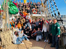 Menschengruppe auf einem Schiff