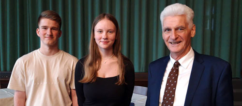 Staatssekretär Dr. Schmachtenberg mit einer Schülersprecherin und einem Schülersprecher 