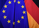  (Die deutsche Flagge neben der europäischen Flagge)