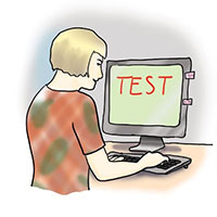 Eine Frau sitzt am Schreibtisch vor einem PC. Auf dem Monitor steht "Test".